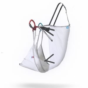Presentamos la tercera generación de la String, la silla de parapente ultraligera de NEO. La compañera ideal para caminatas de montaña, alta montaña y viajes