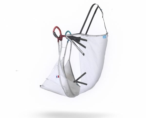 Presentamos la tercera generación de la String, la silla de parapente ultraligera de NEO. La compañera ideal para caminatas de montaña, alta montaña y viajes